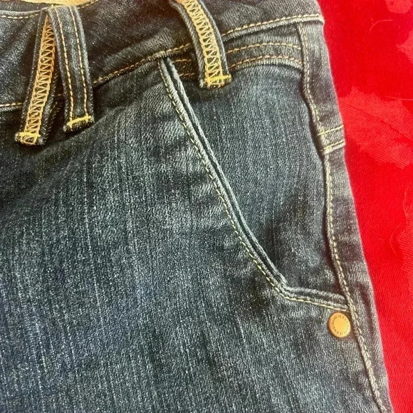 DKNY Bermuda Jean shorts. Size 8 excellent condition. Cuff hem. - Picture 14 of 14